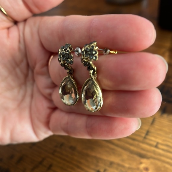 VINTAGE GOLD Crystal Flower Earrings!! - Picture 4 of 6